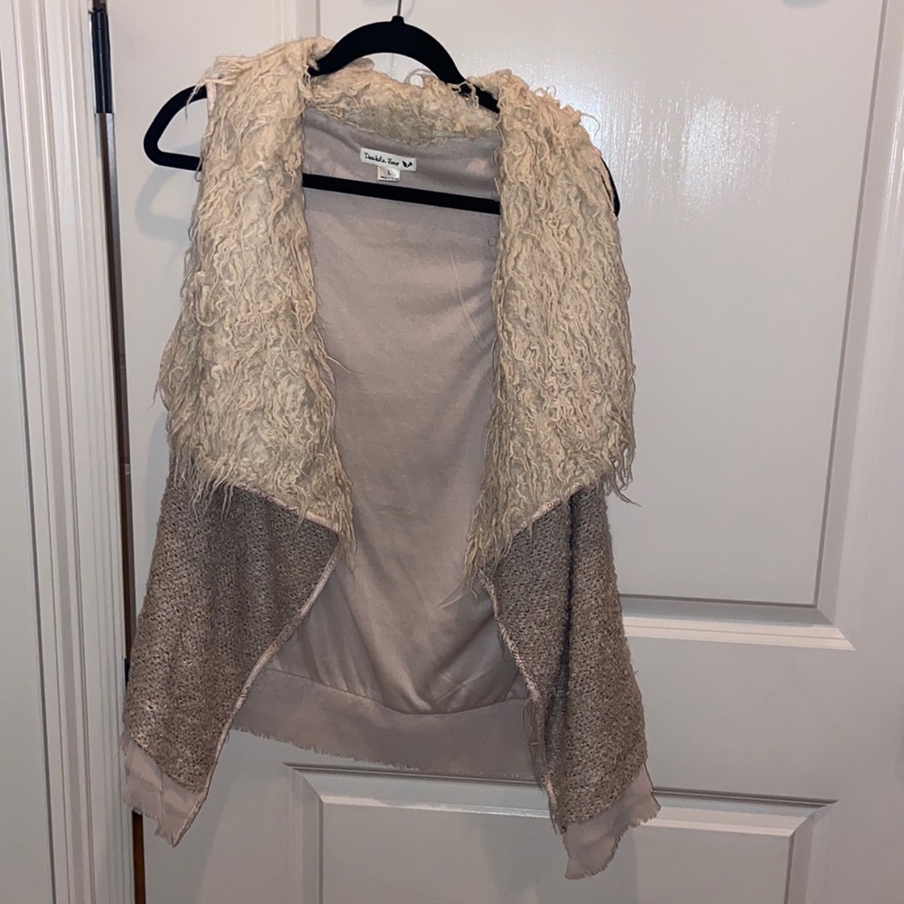 Cream colored sweater vest with fur on collar. Size large.